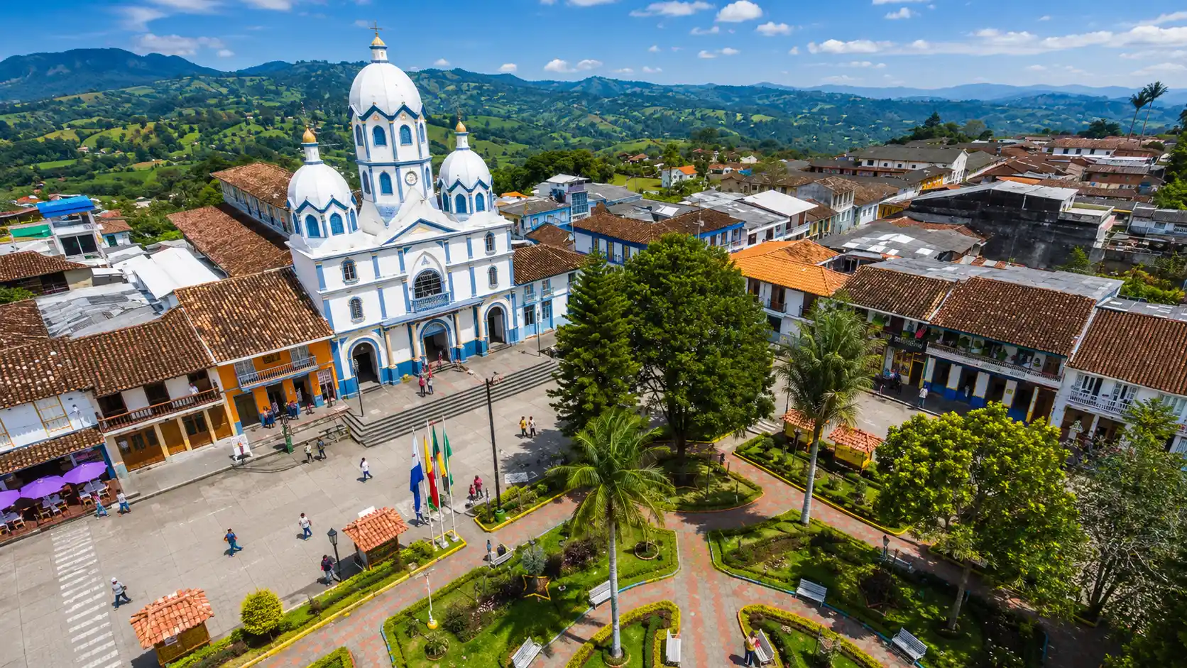 Vista aérea de la plaza principal, la iglesia y las montañas de Filandia, Quindío