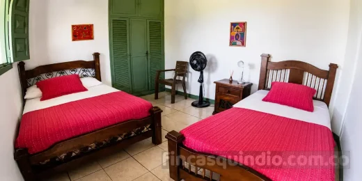 Habitación con cama doble y cama sencilla en Finca Alcalá Almendro