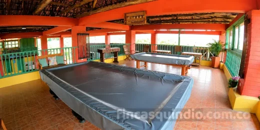 Salón de juegos con mesa de billar y ping pong en Finca Alcalá Almendro
