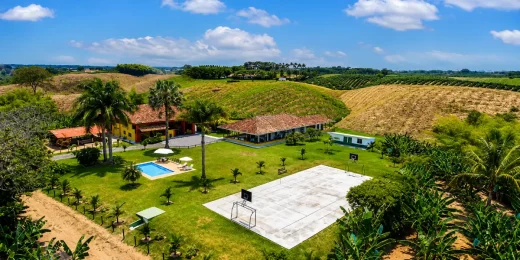 Vista aérea de Finca Alcalá Almendro con piscina, cancha múltiple y amplias zonas verdes cerca del Quindío