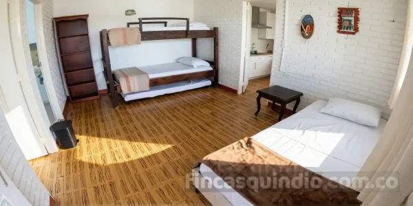 Habitación múltiple con cama doble y camas sencillas de Finca Calarcá Ébano en Calarcá, Quindío