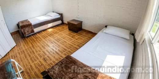 Habitación con cama doble y cama sencilla de Finca Calarcá Ébano en Calarcá, Quindío