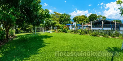 Cancha y zonas verdes de Finca Calarcá Ébano en Calarcá, Quindío