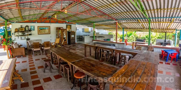 Salón social cubierto con mesas y sillas de Finca Calarcá Ébano en Calarcá, Quindío