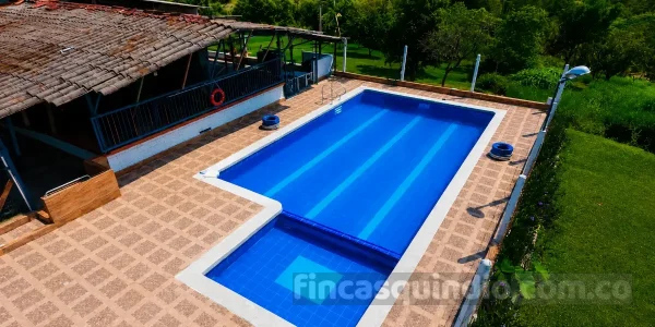 Piscina principal con zona infantil de Finca Calarcá Ébano en Calarcá, Quindío