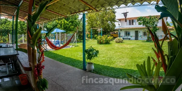 Parque infantil rodeado de jardines de Finca Calarcá Ébano en Calarcá, Quindío