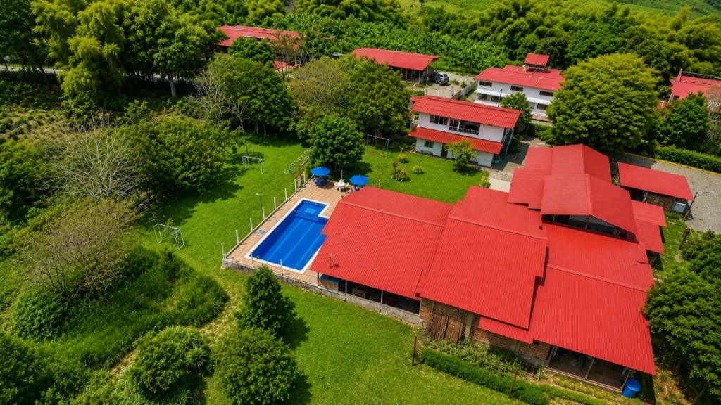 Vista aérea de Finca Calarcá Ébano con piscina y zonas verdes en Calarcá, Quindío