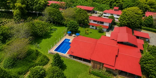 Vista aérea de Finca Calarcá Ébano con piscina y zonas verdes en Calarcá, Quindío