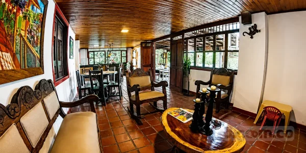 Sala o comedor de finca campestre para grupos en Montenegro, integrada a la casa campestre