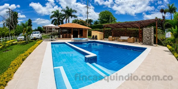 Piscina privada de Finca Montenegro Carey en Montenegro, Quindío, junto a las zonas verdes