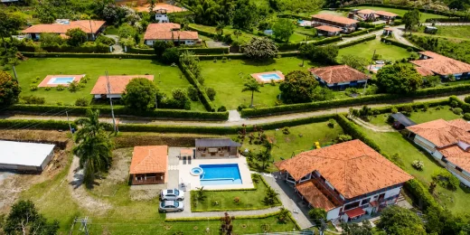 Finca turística rodeada de zonas verdes en el Eje Cafetero, con jardines y entorno rural