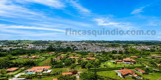 Vista exterior de finca campestre en Montenegro, en ambiente natural