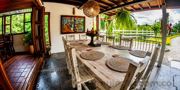 Espacio común de finca turística en el Quindío, junto a zonas de descanso