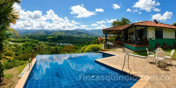 Zona de piscina de finca campestre en Armenia, vista desde el área exterior