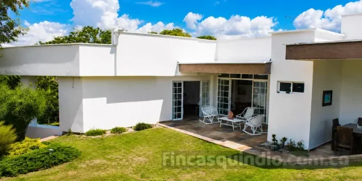 Finca turística rodeada de zonas verdes en el Eje Cafetero, rodeada de zonas verdes
