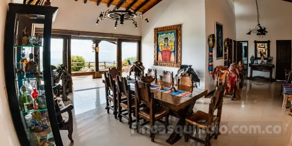 Zona social de Finca Calarcá Ceiba en Calarcá, Quindío, con vista hacia el exterior