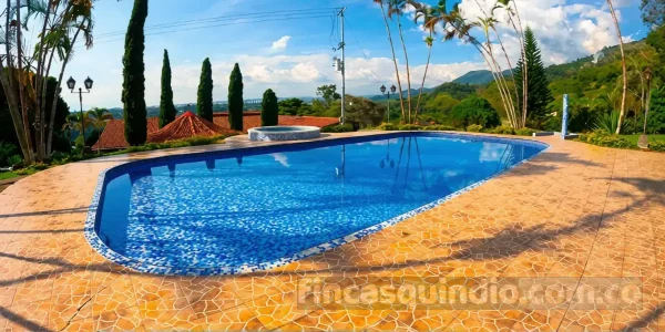 Piscina y zonas verdes de Finca Calarcá Ceiba para descanso en el Quindío, con zona de descanso