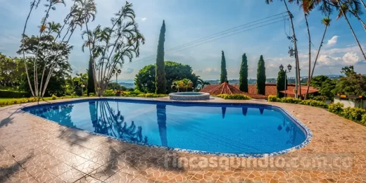 Zona de piscina de finca campestre en Calarcá, junto a las zonas verdes