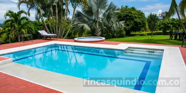 Piscina y zonas verdes de Finca Montenegro Castaño para descanso en el Quindío, con zona de descanso