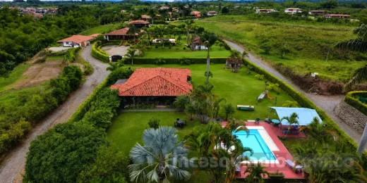 Finca turística rodeada de zonas verdes en el Eje Cafetero, con jardines y entorno rural