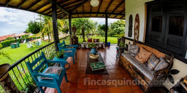 Área social para compartir en finca del Eje Cafetero, con ambiente campestre