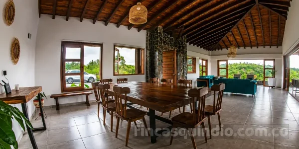 Zona social de Finca Montenegro Flamboyan en Montenegro, Quindío, con mobiliario social