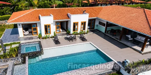 Piscina privada de Finca Montenegro Flamboyan en Montenegro, Quindío, con zona de descanso