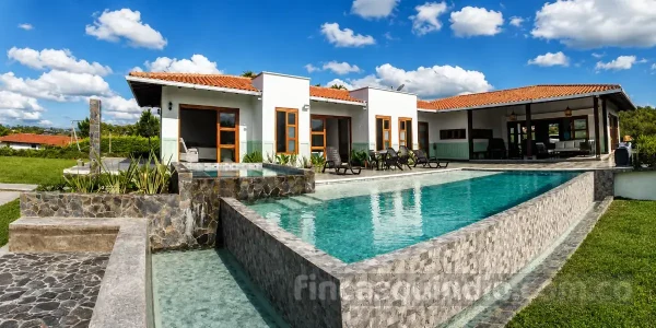 Piscina privada de Finca Montenegro Flamboyan en Montenegro, Quindío, con ambiente campestre