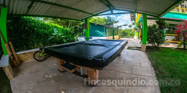 Mesa de billar en una zona social abierta en Finca Montenegro Hortensia, Montenegro, Quindío