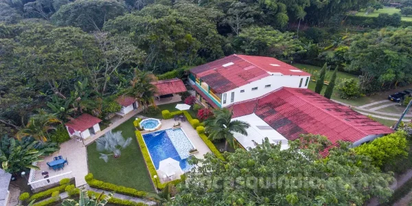Vista aérea de la casa, la piscina y las zonas verdes en Finca Montenegro Hortensia, Montenegro, Quindío