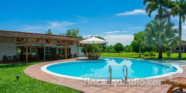 Piscina y zonas verdes de finca campestre en Montenegro, junto a zonas verdes