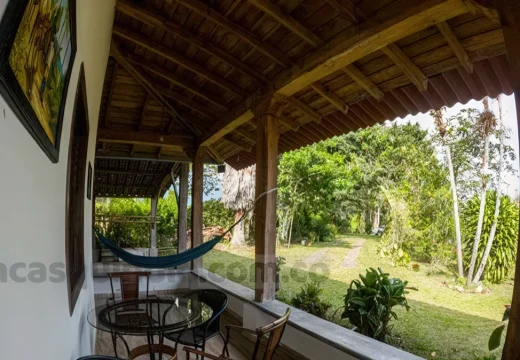 Sala o comedor de finca campestre para grupos en Quimbaya, con vista hacia el exterior