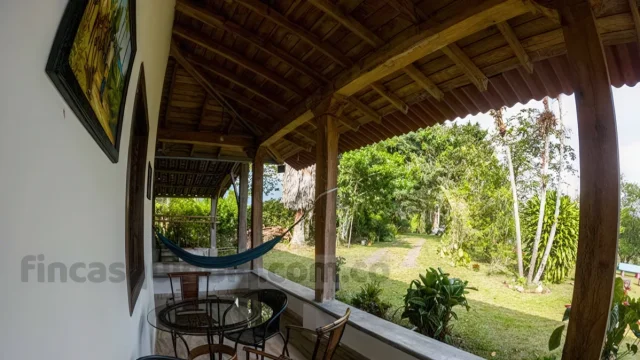 Sala o comedor de finca campestre para grupos en Quimbaya, con vista hacia el exterior