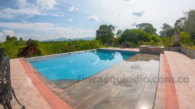 Área exterior con piscina y espacio de descanso, vista desde el área exterior