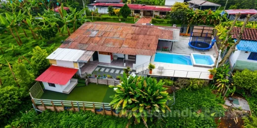 Finca turística rodeada de zonas verdes en el Eje Cafetero, con jardines y entorno rural