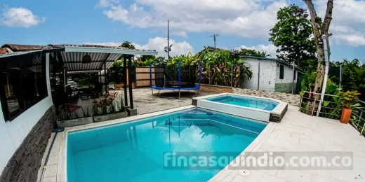 Zona de piscina de finca campestre en Quimbaya, con zona de descanso