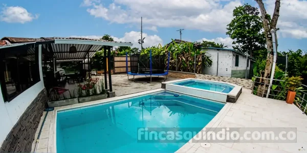 Zona de piscina de finca campestre en Quimbaya, con zona de descanso