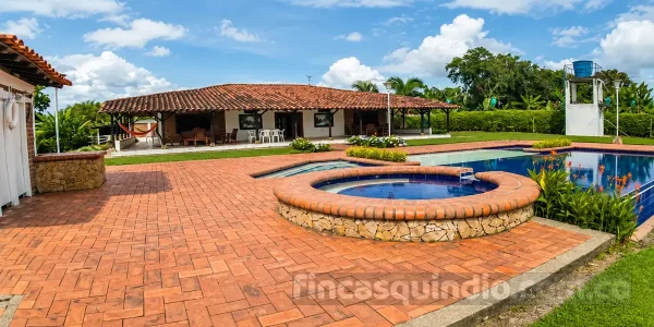 Piscina y zonas verdes de finca campestre en Quimbaya, junto a zonas verdes