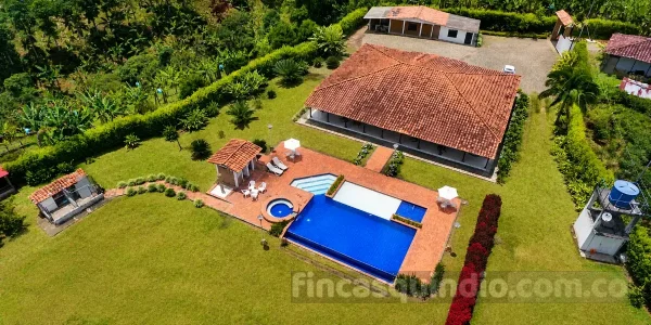Entorno exterior de Finca Quimbaya Heliconia para alquiler de fincas en el Quindío, rodeada de zonas verdes