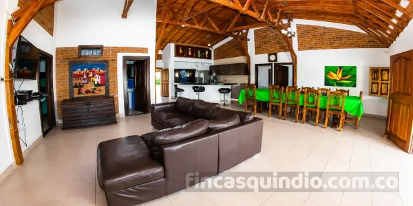 Sala, comedor o terraza de finca campestre en Quimbaya, con vista hacia el exterior