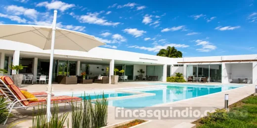 Piscina privada frente a la fachada contemporánea en Finca Quimbaya Primavera, Quimbaya, Quindío