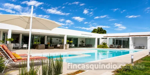Piscina privada frente a la fachada contemporánea en Finca Quimbaya Primavera, Quimbaya, Quindío