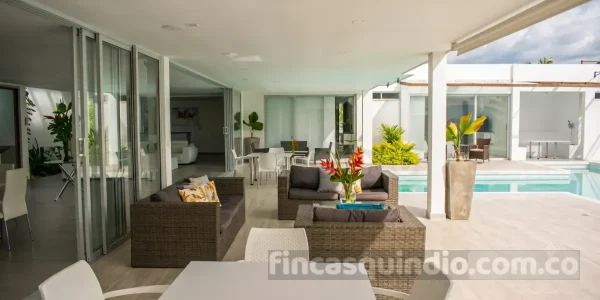 Sala principal integrada al corredor exterior en Finca Quimbaya Primavera, Quimbaya, Quindío
