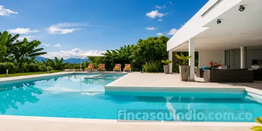 Piscina con acceso desde la terraza cubierta en Finca Quimbaya Primavera, Quimbaya, Quindío