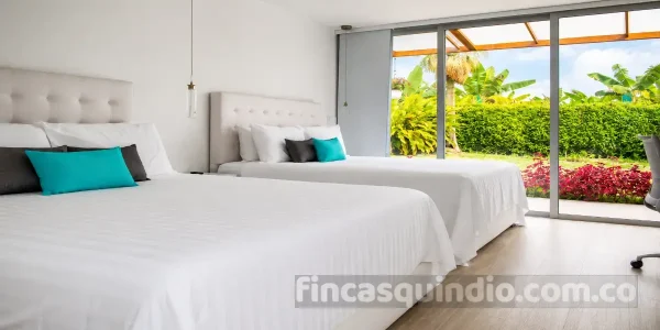 Habitación doble con ventanal hacia el jardín en Finca Quimbaya Primavera, Quimbaya, Quindío