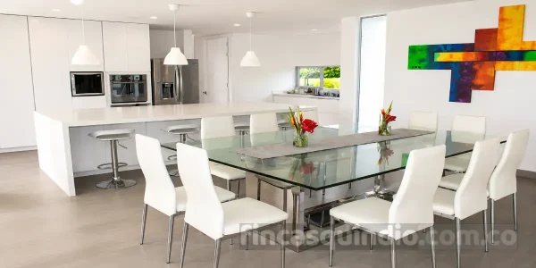 Comedor y cocina integrados en un ambiente moderno en Finca Quimbaya Primavera, Quimbaya, Quindío