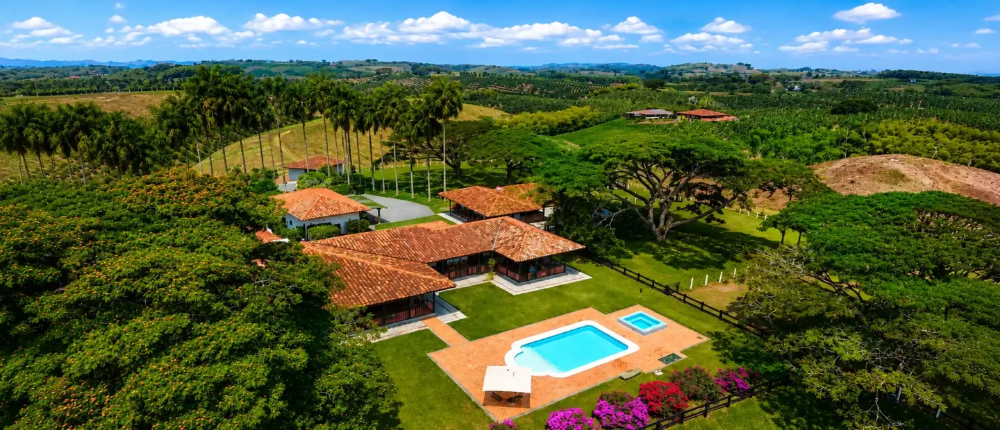 Finca con piscina y paisaje rural del Quindío