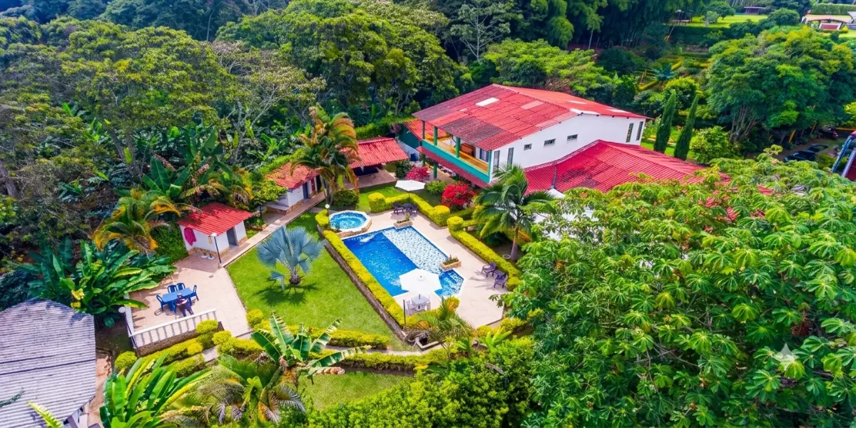 Vista aérea de la casa, la piscina y los jardines de Finca Montenegro Hortensia en Montenegro, Quindío