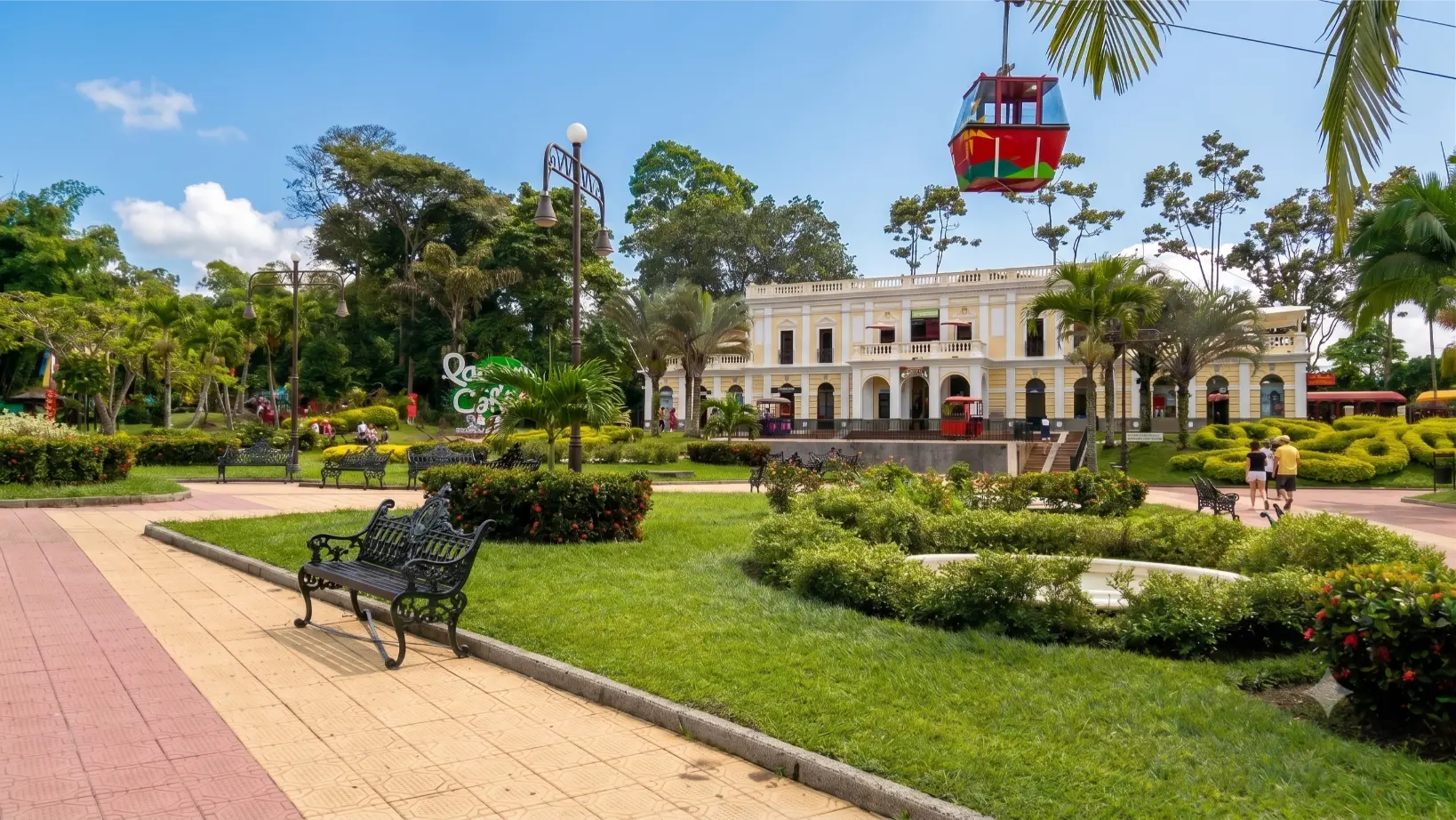 Zona de recorrido del Parque del Cafe en Montenegro con espacios amplios para visitantes y familias.
