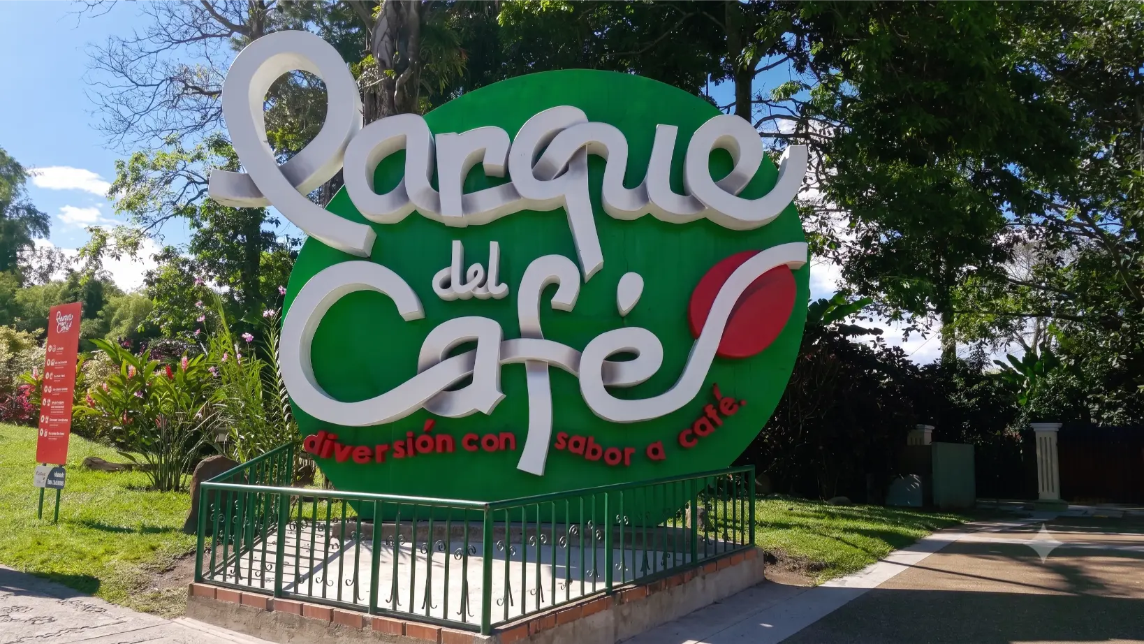 Paisaje interno del Parque del Cafe en Montenegro con atracciones y vegetacion del Eje Cafetero.